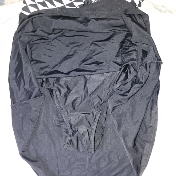 Plus size Swimsuit - Picture 3 of 8